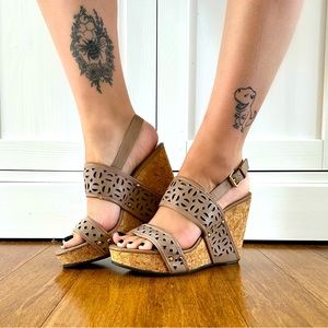 Comfy and cute!!! Tan wedged strappy shoe!